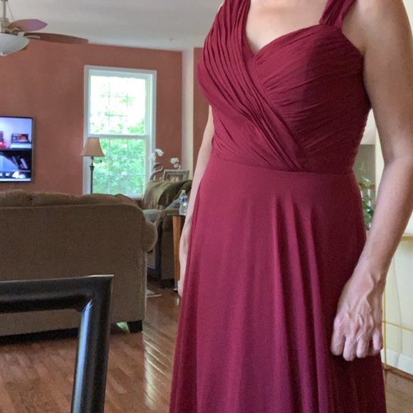 Red Dress - - Picture 3 of 4